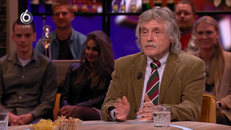 Johan Derksen biedt geen excuses aan voor kaarsenincident en steekt middelvinger op (video)