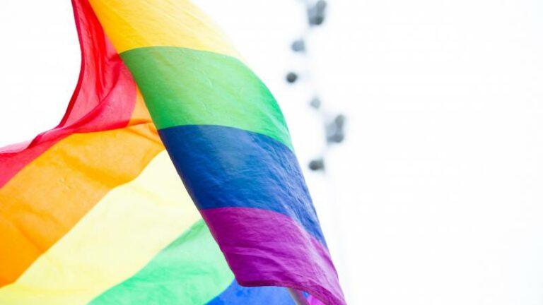 Ruim 250 scholen kleuren paars voor de LGBTQ+-gemeenschap: «Belangrijk om te praten over gender en seksualiteit»