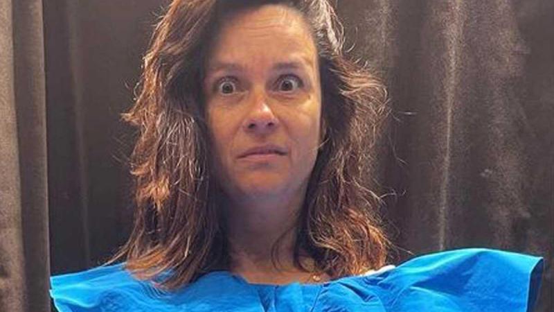 Moeder past kleedje, maar het is zo kort dat zelfs haar onderbroek zichtbaar is: «Hilarisch!» (foto)