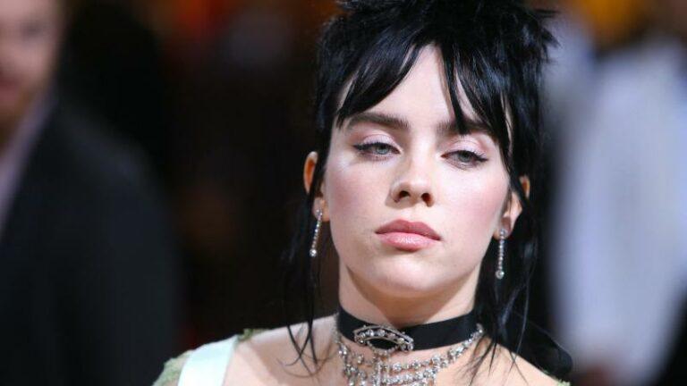 Billie Eilish over Tourette Syndroom en tics: «Ik ben er ongelofelijk door in de war» (video)