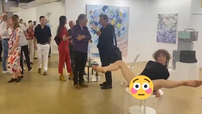 Vrouw choqueert met gespreide benen op kunstbeurs: «Ik zou me daar wel geschoren hebben» (video)