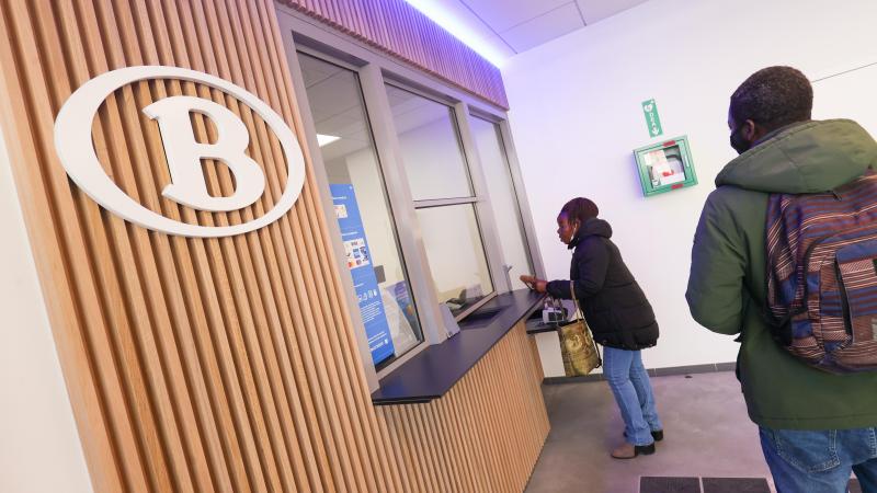 «NMBS-parkings voorzien te weinig parking voor minder mobielen»