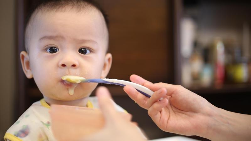 Geen enkel potje babyvoeding voldoet aan alle eisen, zegt Test Aankoop: «Mogen we niet tolereren»