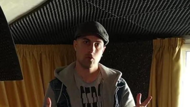 Britse leraar breekt wereldrecord door 40 uur lang te rappen: «Ik overleefde op thee en druiven»