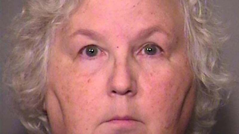 Schrijfster van ‘How to murder your husband’ veroordeeld voor… de moord op haar man
