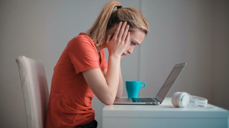 Roepen op collega’s blijft courant op werkvloer