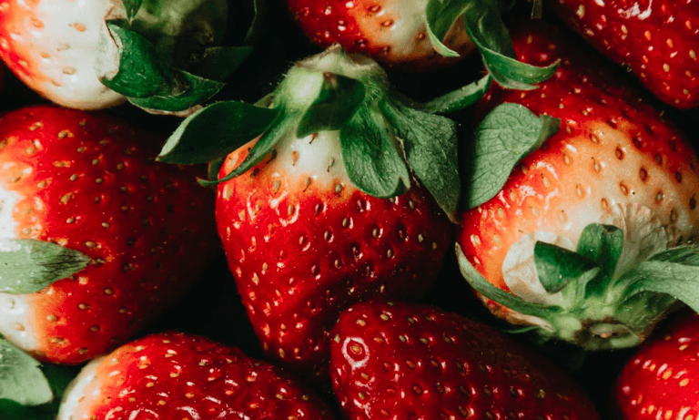 Aardbeien blijven vastzitten in vrouw na “stevig seksnummertje”