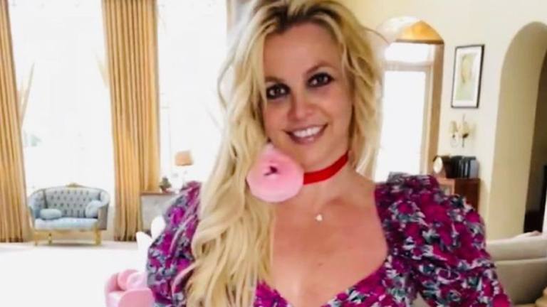 Halfnaakte Britney Spears maakt fans ongerust: “Ze post DIT vlak na een miskraam?!” (video)