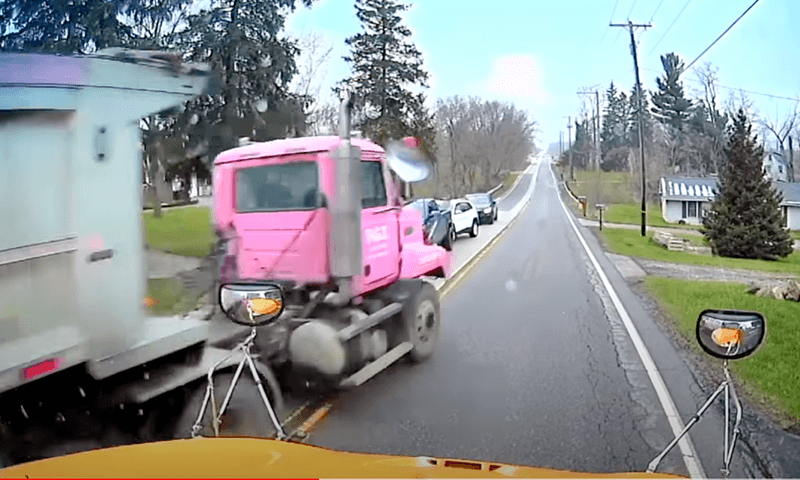 Trucker kan schoolbus NIPT ontwijken nadat remmen van vrachtwagen het begeven (video)