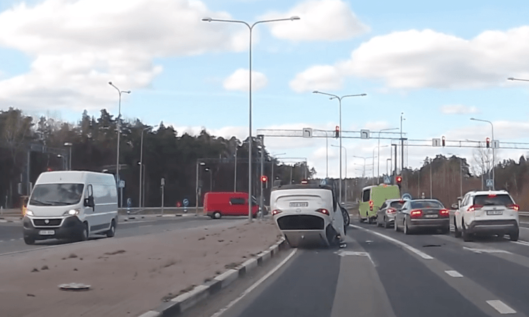 ‘Crash-tutorial’ gaat viraal: “Zo kan je je wagen op z’n dak krijgen. Makkelijk toch?” (video)