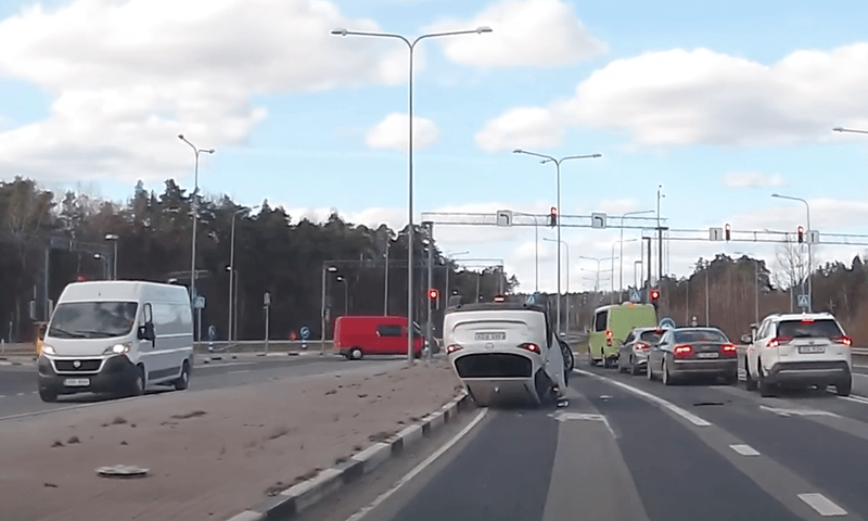 ‘Crash-tutorial’ gaat viraal: “Zo kan je je wagen op z’n dak krijgen. Makkelijk toch?” (video)