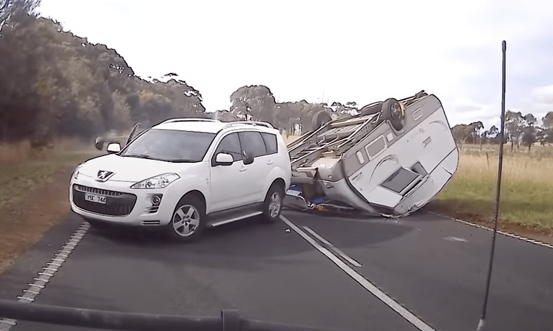 Trucker kan maar NIPT frontale crash met caravan vermijden (video)