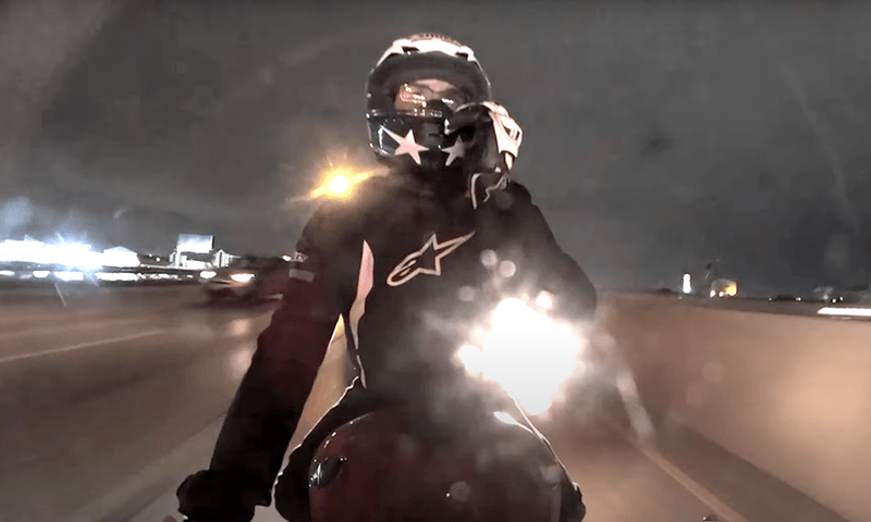 Motorrijder kan het nog navertellen na WAANZINNIGE horrorcrash! (video)