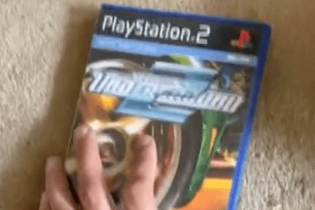 Nostalgische kerel haalt oud videospel boven en vindt dan verrassing van zijn leven (video)