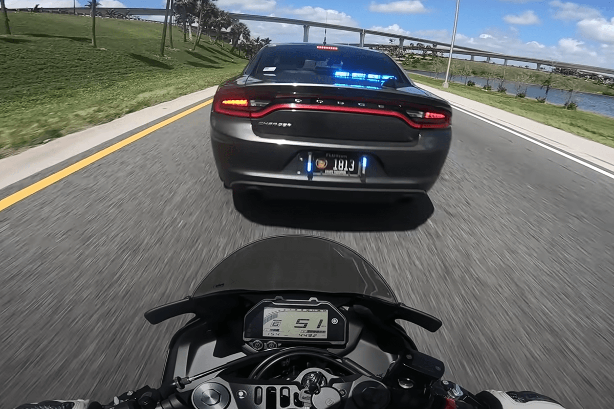 Motard rijdt in op arm der wet: “Wat doe je, man?!” (video)