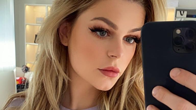 Zangeres Davina Michelle valt tijdens optreden. Maar wat ze dan doet? STRAF! (video)