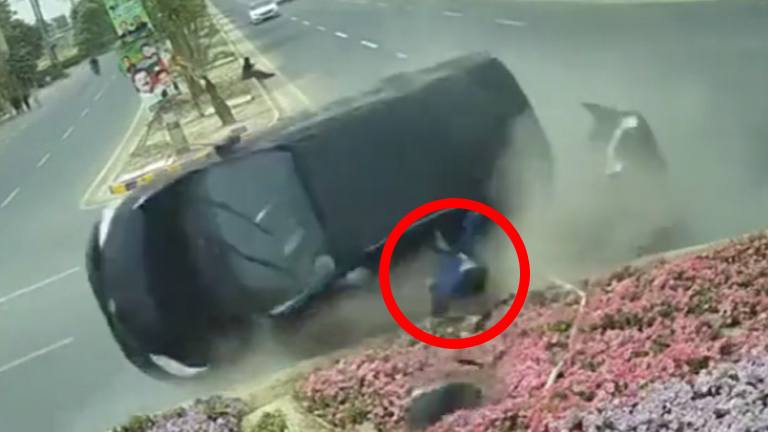 Passagier van driftende wegpiraat mag van VEEL geluk spreken na crash! (video)