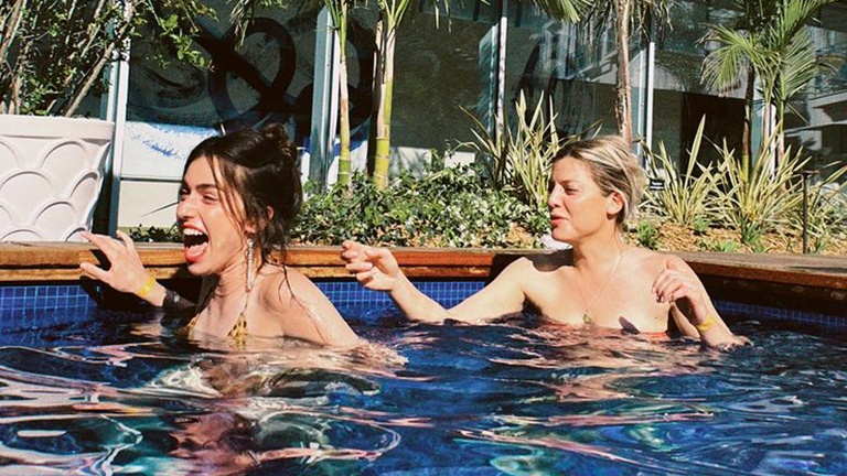 Ella en Olga Leyers amuseren zich rot in zwembad: “Zotte dozen!” (foto’s)