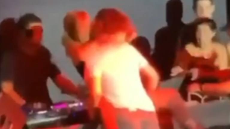Té hitsig koppel legt feestje bijna stil na ‘pikant nummertje’ op dj-tafel! (video)