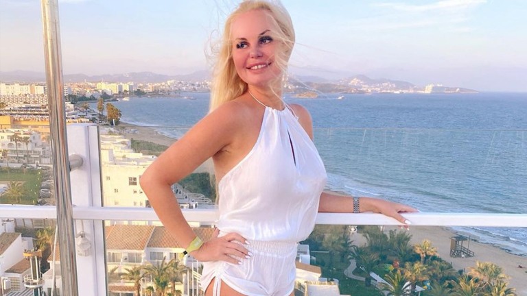 Lesley-Ann Poppe wandelt in bikini op het strand. Fans lovend: “Mag je meer doen!” (video)