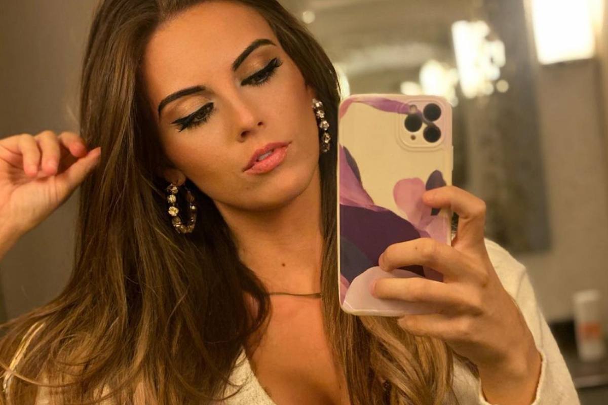 ‘Love Island’-Lisa pakt uit met ‘honingzoete’ naaktfoto: “Dat moet nogal geplakt hebben?”