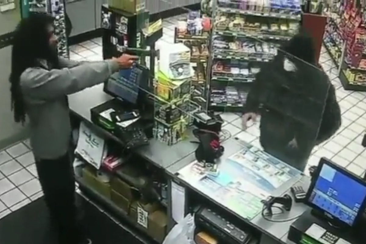 Gewapende overvaller wil snel z’n slag slaan. Maar dan haalt medewerker ZELF zijn pistool boven! (video)