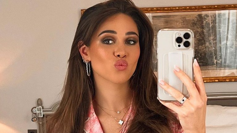 Vriendin van Viktor Verhulst deelt zomerse bikinifoto’s met fans: “Aan die prachtige benen komt geen eind!”