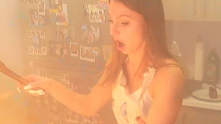 Dame toont live hoe ze een steak bakt. Maar plots SCHREEUWT ze om hulp! (video)