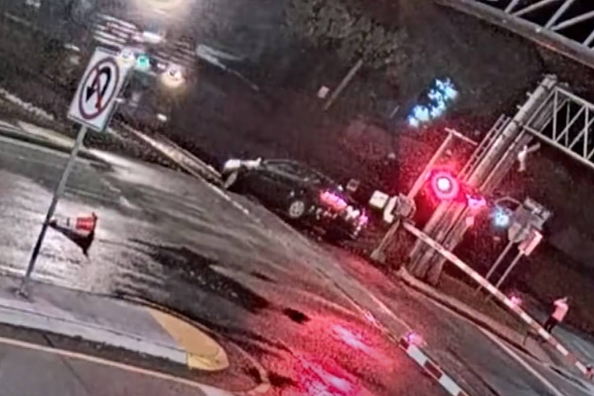 Automobiliste staat met wagen vast op treinspoor. Niet veel later? RAVAGE! (video)