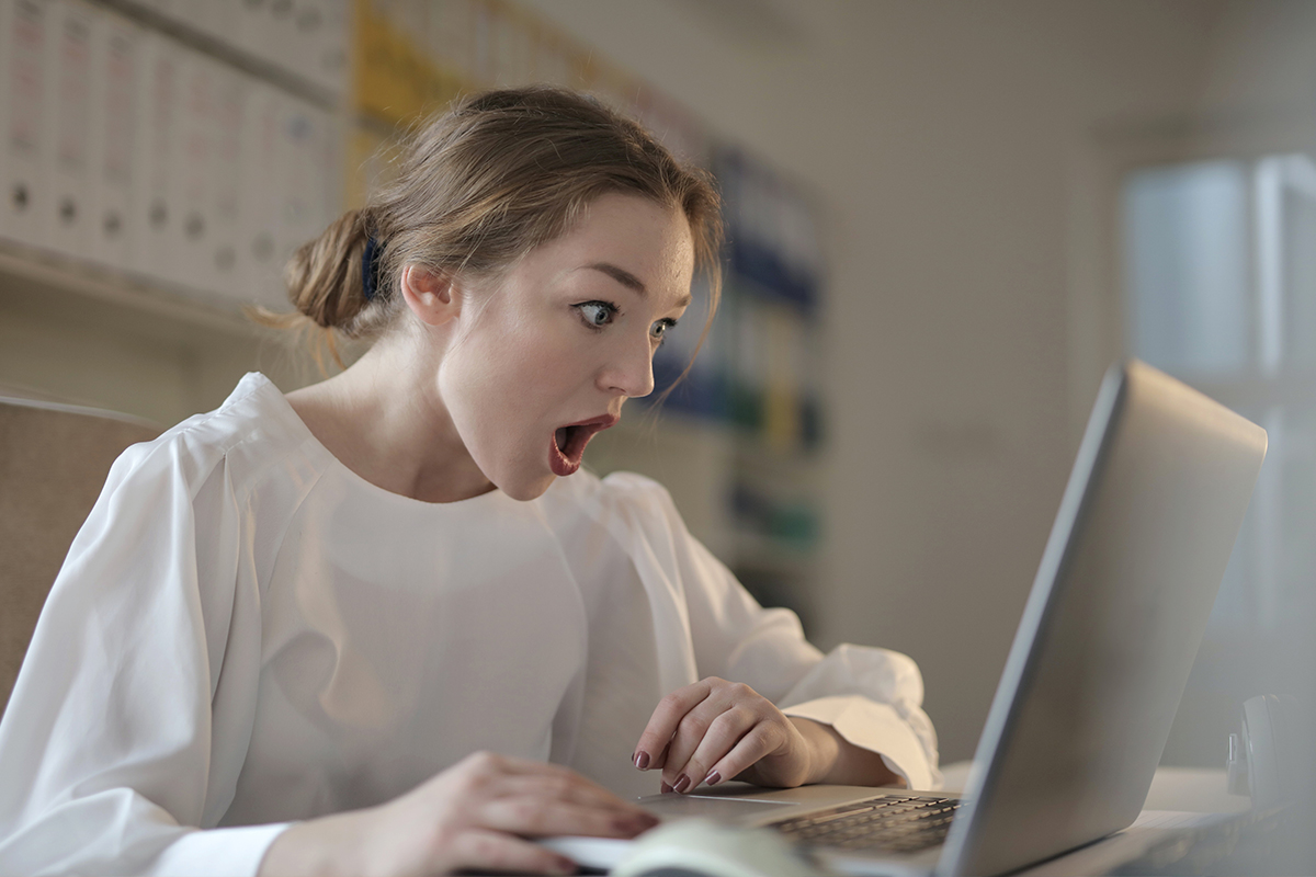 Koppeltje gaat stevig van bil nabij afgrond. En dat zorgt onbedoeld voor veel bekijks! (foto)