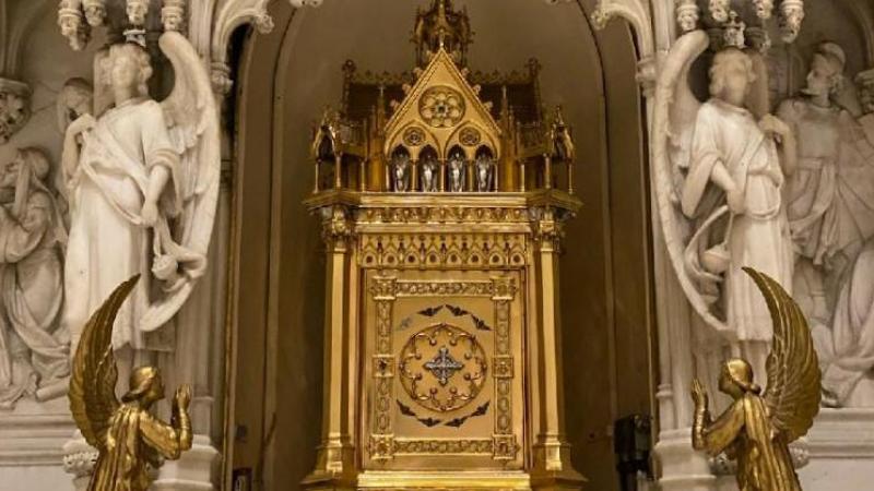 BIZAR. Dief steelt gouden tabernakel van 2 miljoen dollar en onthoofdt decoratieve engelen (foto’s)