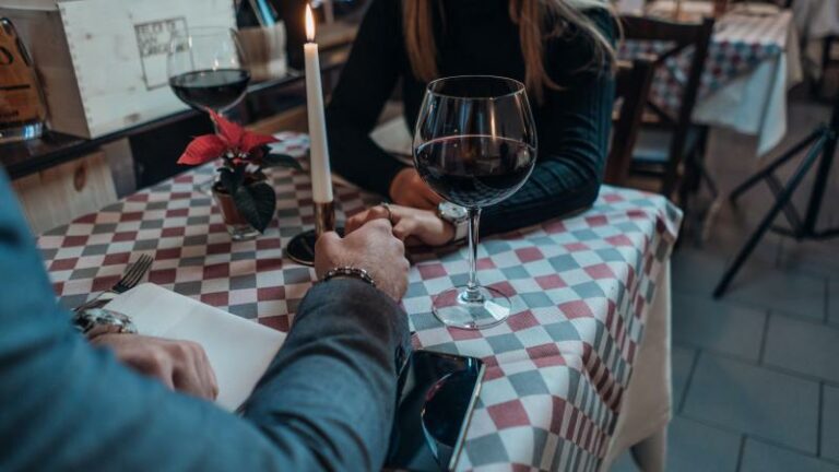 Wil je veel Tindermatches? Dan trek je beter een T-shirt aan volgens studie