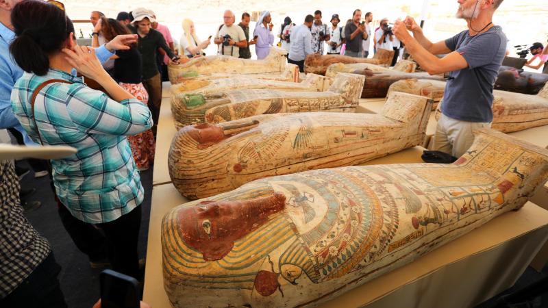 IN BEELD. Meer dan 400 standbeelden en sarcofagen ontdekt in Egypte