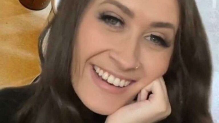 Vrouw ontdekt dat haar vriend vreemdgaat door DIT detail op foto van zijn minnares (video)