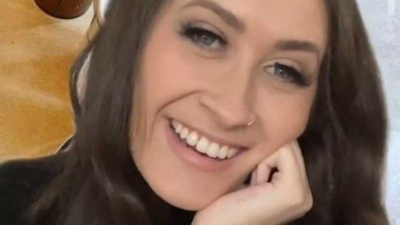 Vrouw ontdekt dat haar vriend vreemdgaat door DIT detail op foto van zijn minnares (video)