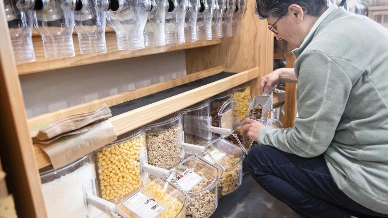 Met eigen verpakking naar de winkel? FAVV stelt checklist met do’s en don’ts op