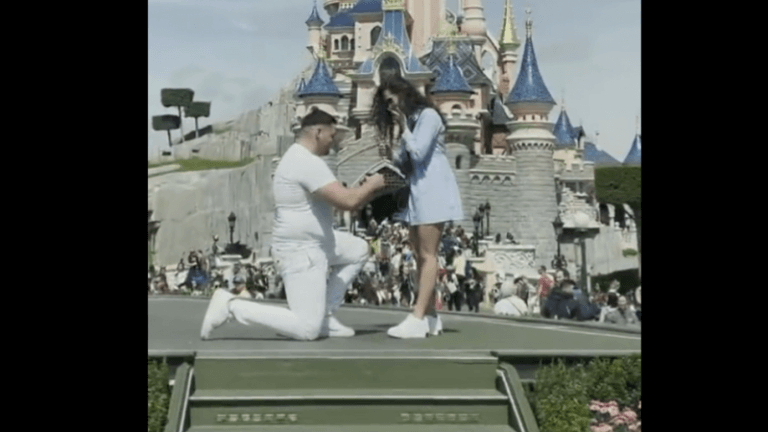Man doet aanzoek in Disneyland, maar personeelslid verpest het moment volledig: «Wat een loser!» (video)