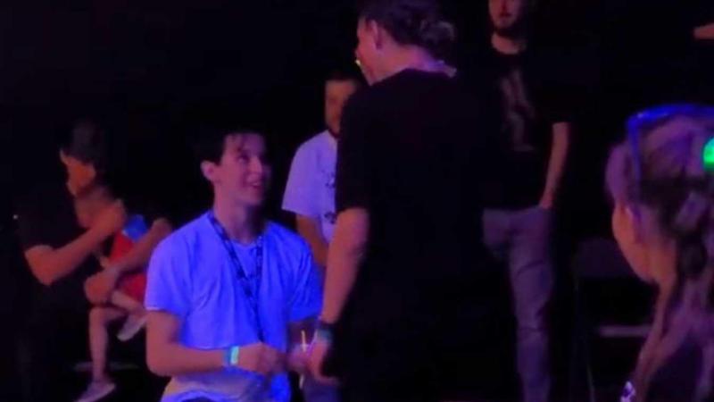 Man vraagt vriendin ten huwelijk, maar wordt afgewezen: «Wat had hij nu verwacht?!» (video)