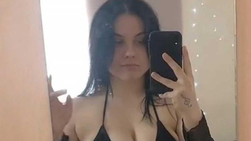 Vrouw past outfit van SHEIN, maar het resultaat is te bloot: «Hoe passen mijn borsten daar ooit in?!» (video)