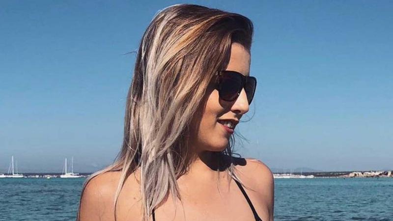 Laura uit âBlind Getrouwdâ toont bolle buik in bikinifoto: ÂĢIk moet er toch aan wennenÂģ