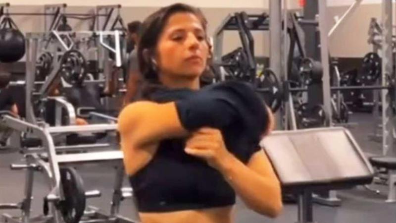 Ophef over vrouw die T-shirt uittrekt in fitness en aangestaard wordt: «Daarom is hij nog geen viespeuk!» (video)