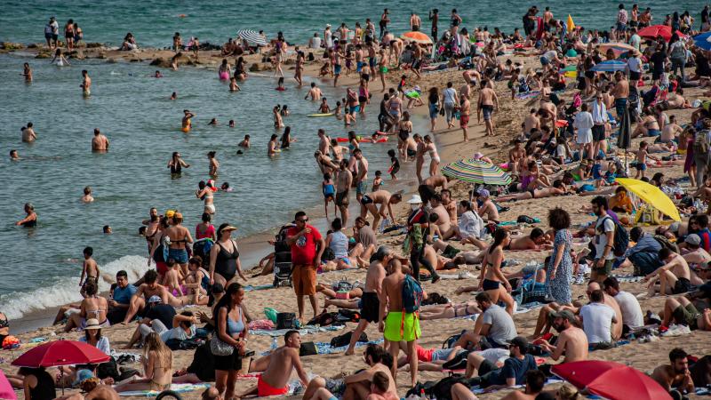 BIZAR. In deze Spaanse badstad krijg je een boete van 750 euro als je in zee plast