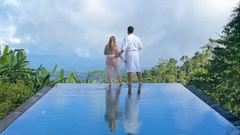 Koppel geniet van uitzicht aan rand van zwembad, maar dan loopt het mis: «Waarom helpt hij haar niet?!» (video)