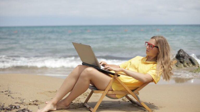 2 op de 3 werknemers krijgt stress van naderende vakantie omdat ze werk niet rond krijgen