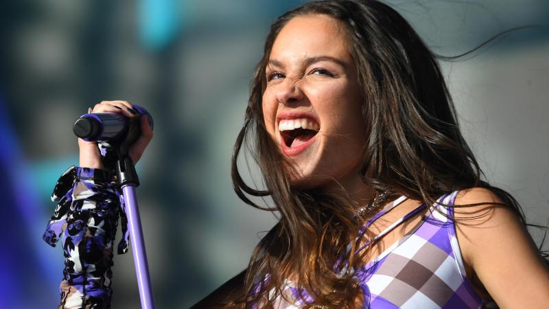 Olivia Rodrigo zingt ‘f*ck you’ met Lily Allen voor Hooggerechtshof: «Zo veel vrouwen zullen hierdoor sterven» (video)