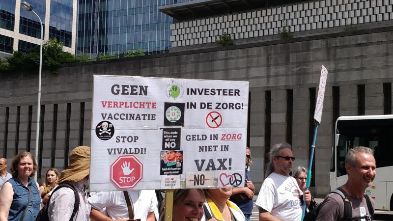 Duizendtal mensen nemen deel aan witte mars tegen vaccinatieplicht in de zorg