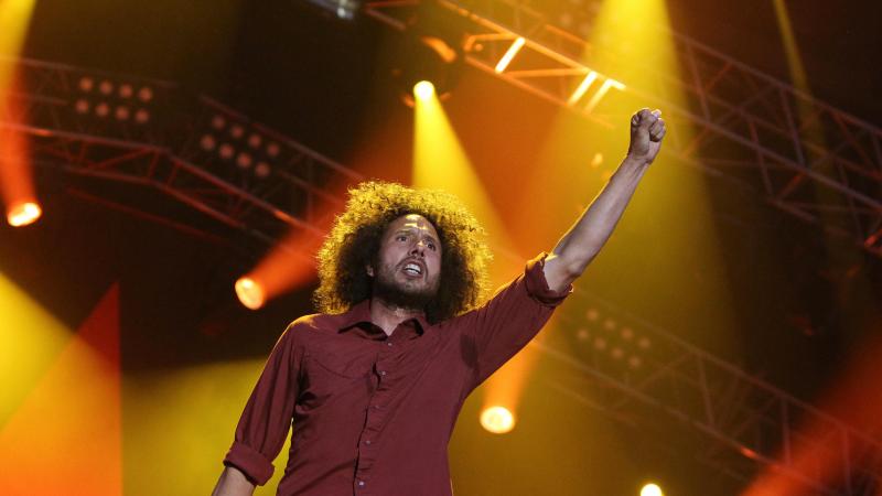 BIZAR. Radiozender speelt hele dag onophoudelijk ‘Killing in the Name’ en weigert iets anders te draaien