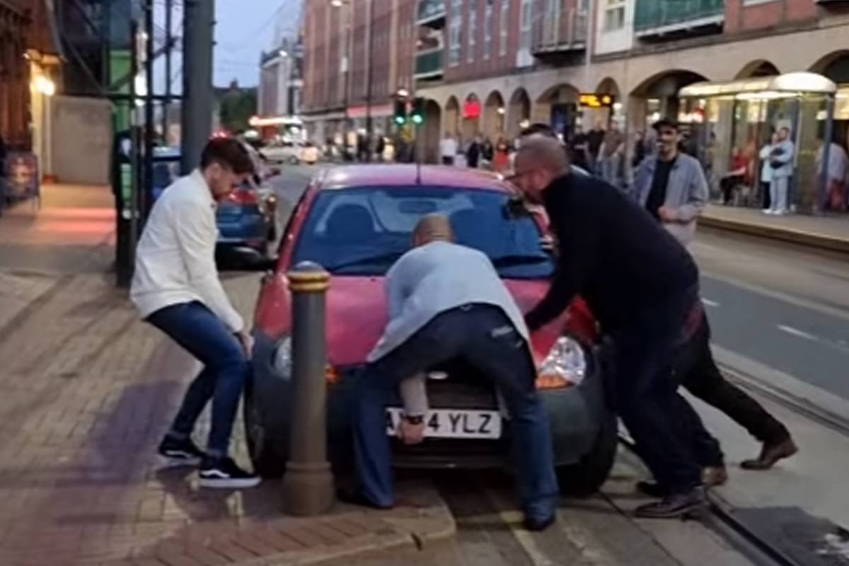 Tram kan niet verder rijden wegens ‘geparkeerde’ wagen. Dus doen omstaanders DIT! (video)