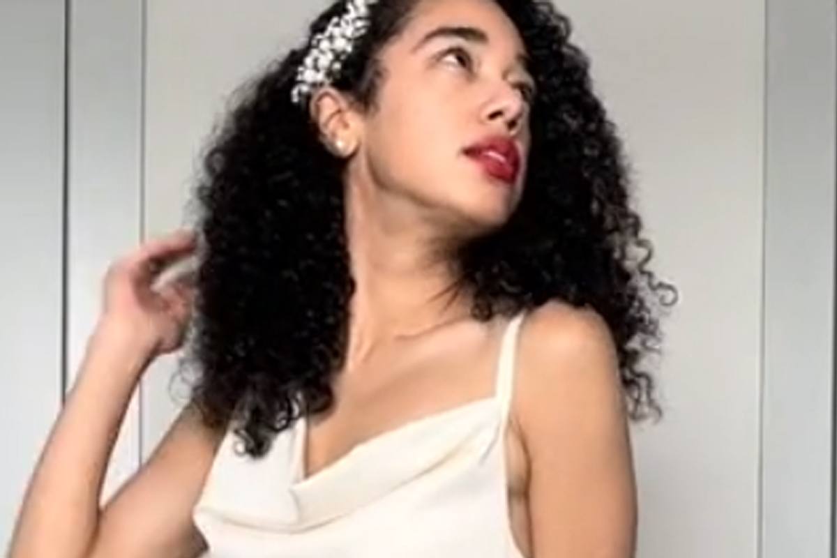 Bruid verbaast met trouwjurk van amper 3,6 euro: “Je ziet er zo knap uit!” (video)