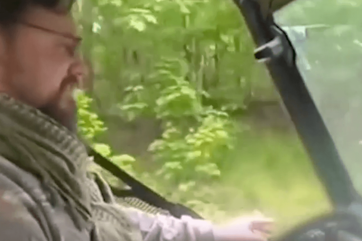 Twee kerels claimen Bigfoot op beeld vastgelegd te hebben tijdens ritje door bos (video)